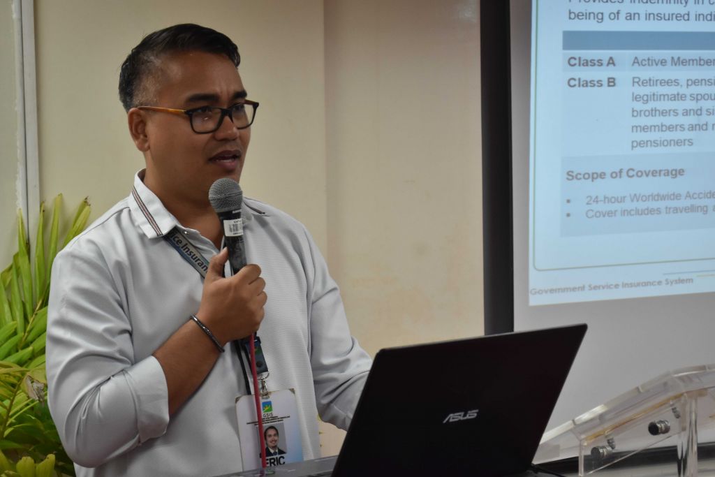 Mr. Enrico L. Torres, Frontline Services Division Staff Officer III of the Government Service Insurance System (GSIS), conducted a re-orientation about the basic social security benefits provided by GSIS to UPOU employees.