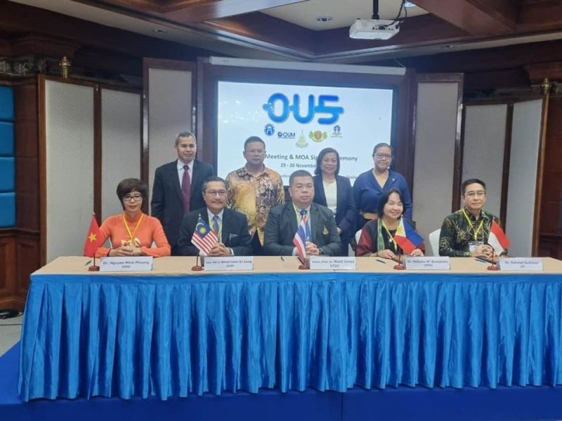 Chancellor Bandalaria (seated 2nd from left) with the representatives from HOU, OUM, STOU and UT. (Source Chancellor Bandalaria’s FB Page)