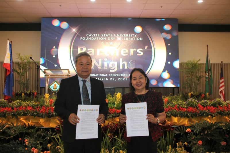  Dr. Hernando D. Robles, President of the Cavite State University (CvSU), and Dr. Melinda dP. Bandalaria, Chancellor of the University of the Philippines Open University (UPOU) and President of the Consortium of Open and Distance Education Providers in the Philippines (CODEPP) pose with the signed Memorandum of Agreement (MOA) between CODEPP Founding Members.