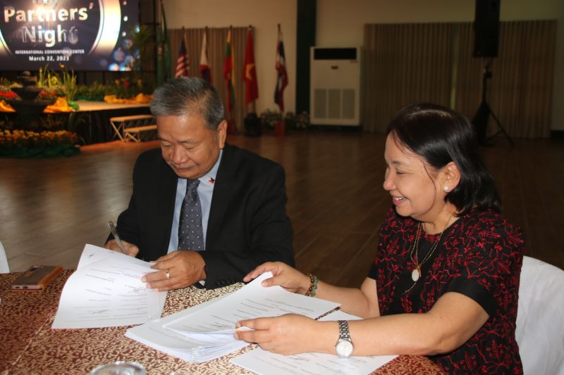 Dr. Hernando D. Robles, President of the Cavite State University (CvSU) signing the MOA assisted by Dr. Melinda dP. Bandalaria, Chancellor of the University of the Philippines Open University (UPOU) and President of the Consortium of Open and Distance Education Providers in the Philippines (CODEPP). 