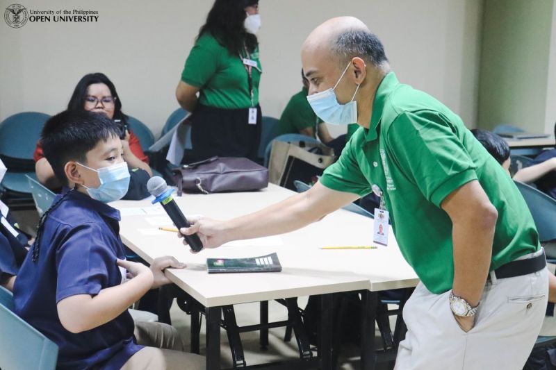 Asst. Prof. Villegas interacting with students during his talk on One Health approach.