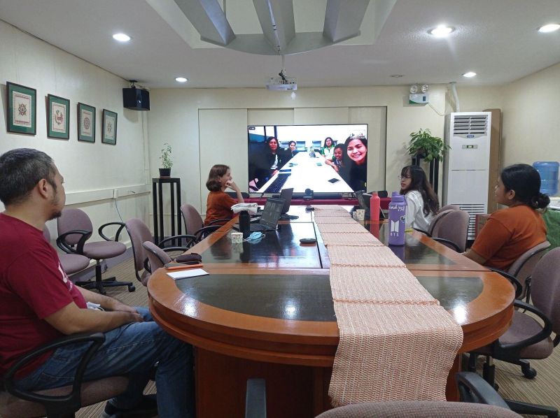 Benchmarking meeting of UPOU Library led by University Librarian Jennifer Belen-Bunao with CLSU Library Head Nuelah Reyes and other library staff and IT personnel of both universities