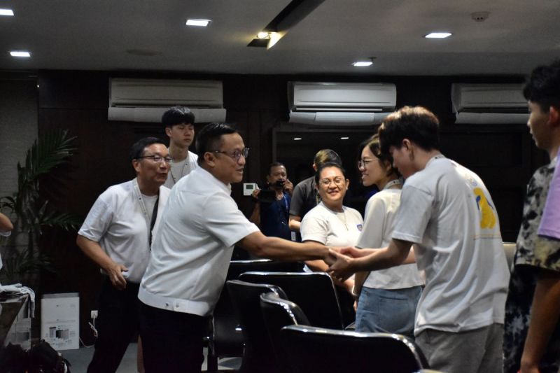 13 July 2023 – Taiwanese LAKBAY fellow, Jack Chang, shaking hands with UP President, Atty. Angelo A. Jimenez.