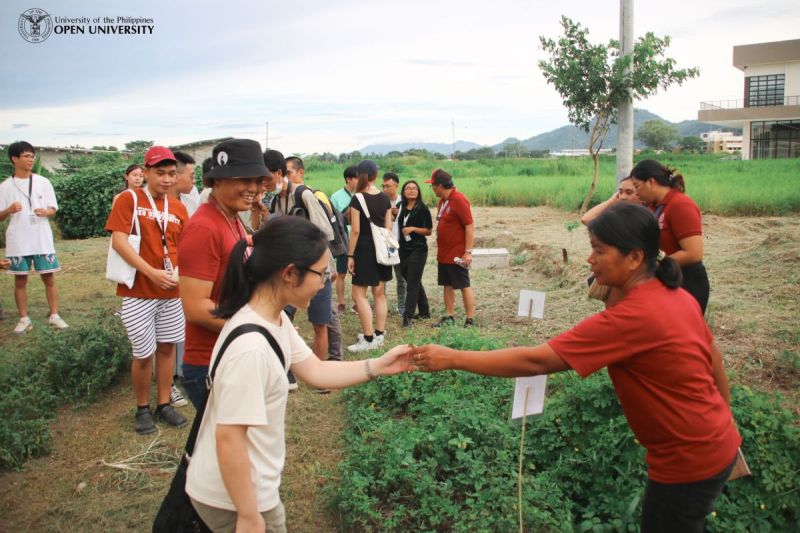 6 July 2023 – Taiwanese LAKBAY fellow, Feng-Ting, Ma interacts with Ms. Mary Jane Reondanga during the Walking Workshop at Perma G.A.R.D.E.N.