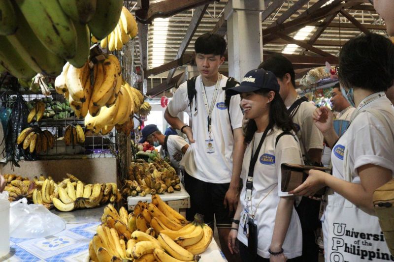 7 July 2023 – Taiwanese LAKBAY fellows, Ms. Han-Yun, Li and Mr. Ryan Tang line up to get their fresh Buko Juice at Pamilihang Bayan ng Los Baños.