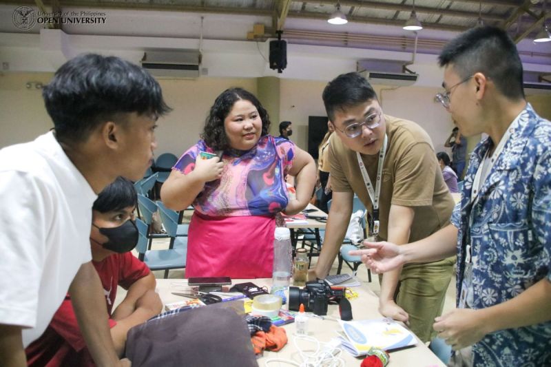 8 July 2023 – Art Workshop Facilitator, Ms. Isis Ingrid Liwanag interacts with Project LAKBAY fellows.