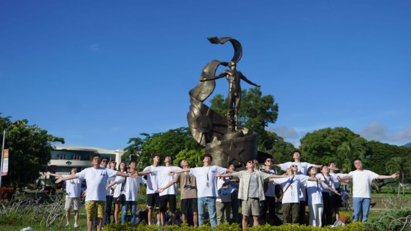 Taiwanese LAKBAY fellows imitate the pose of the Famous UP Symbol, The Oblation Statue.