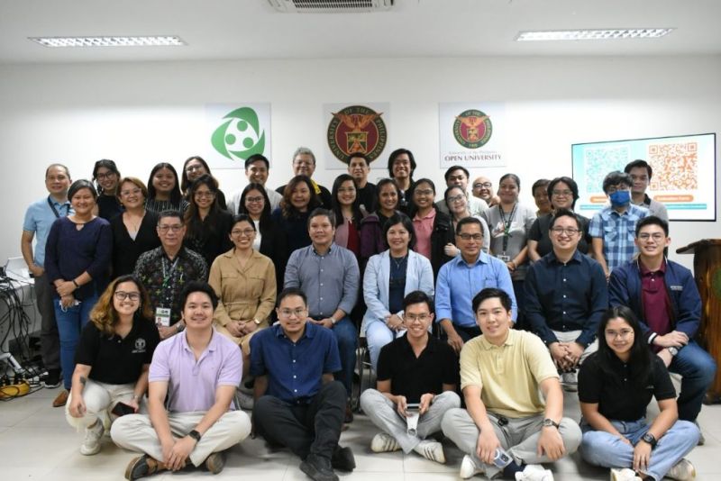 A final photo of speakers and participants as to conclude the launching program