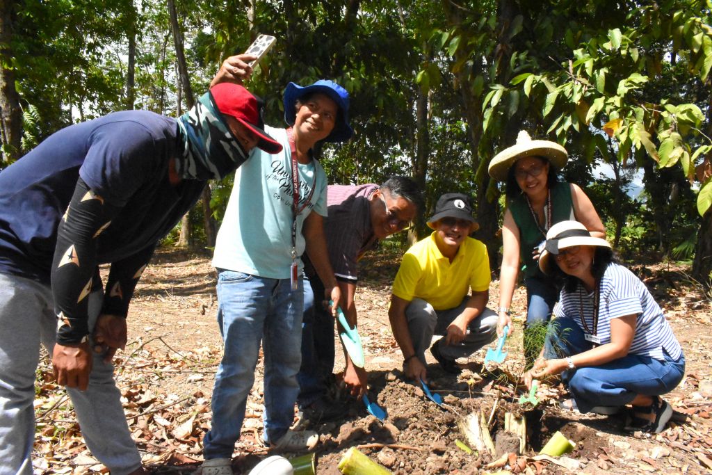 UPOU-FMDS Tree Planting Initiative Marks Earth Day Celebration ...