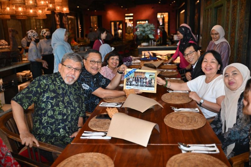 During the farewell dinner, OUM presented a token featuring a group photo to commemorate the inaugural visit of the AAOU accreditation team at OUM.