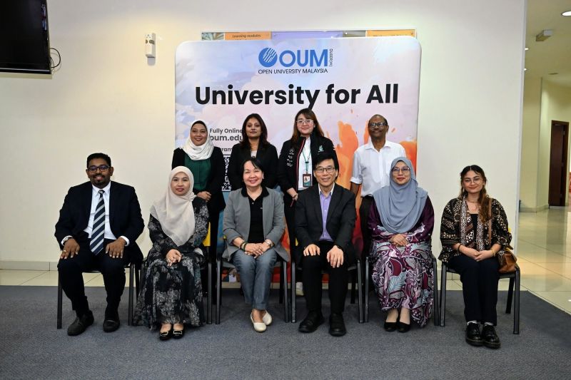 The AAOU Accreditation Team with The OUM Shah Alam Learning Centre Director and students who participated in the interview.