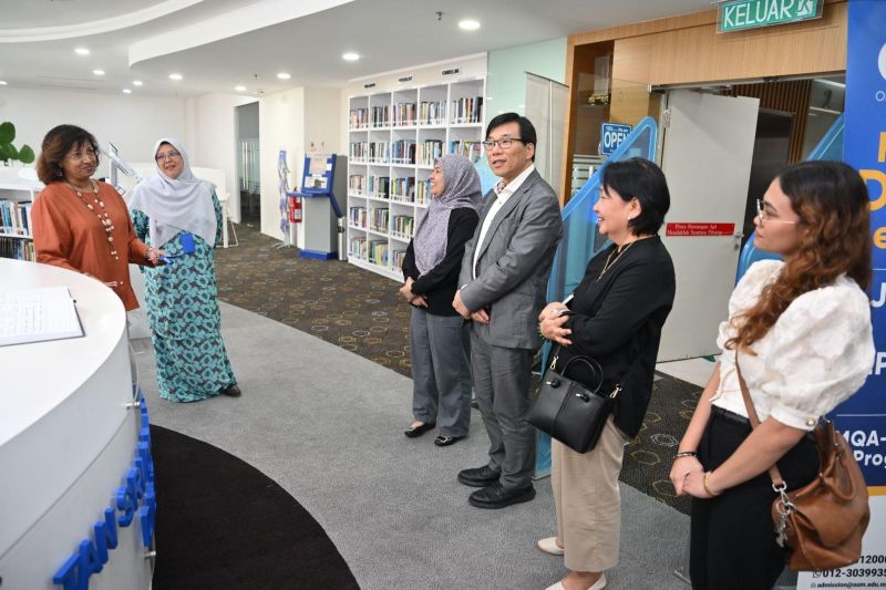 The Accreditation Team concludes the day with a visit to the OUM Digital Library.
