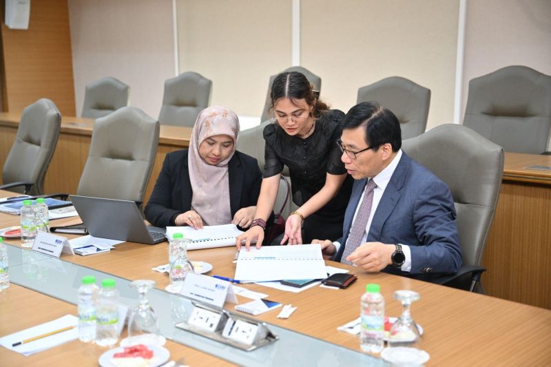 The accreditation team, which included Prof. Li Kam Cheong, Ms. Mazlifah Binti Mohiyaddin, and Ms. Shaira Tanay, discussed the rating system during the pilot run.