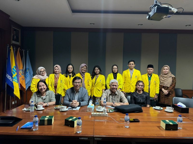 The accreditation team engages with UT students and alumni during a consultative session at the UT Regional Office in Bogor.