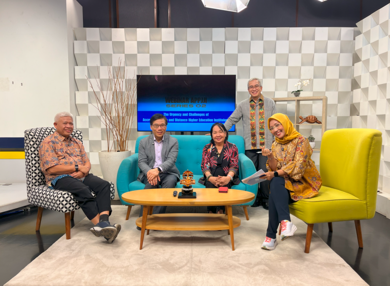 UPOU Chancellor Bandalaria with Accreditation Team members and webinar speakers, including moderator Dr. Irsanti Widuri Asih and UT Vice Rector Rahmat Budiman.