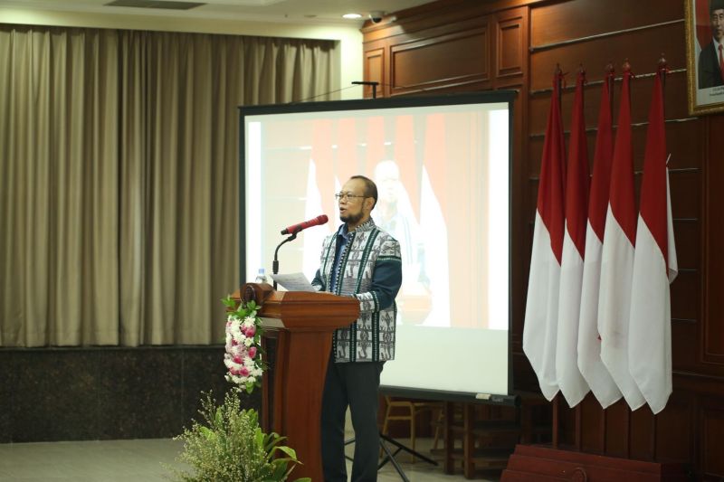 UT Rector Ojat Darojat, M.Bus., Ph.D., delivers his closing remarks at the accreditation pilot run closing ceremony.