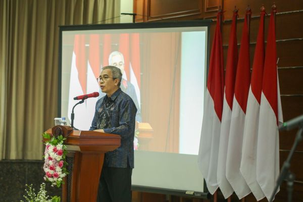 UT Vice Rector Rahmat Budiman delivers his welcome address during the opening ceremony of the AAOU accreditation pilot at Universitas Terbuka.