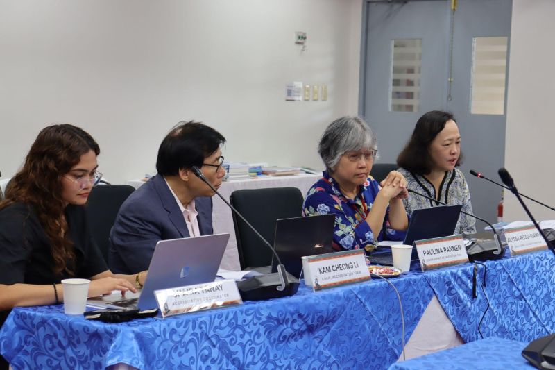 (from left to right) AAOU Accreditation Team Ms. Shaira Tanay, Prof. Kam Cheong Li, Prof. Paulina Pannen, and Prof. Alyssa Peleo-Alampay