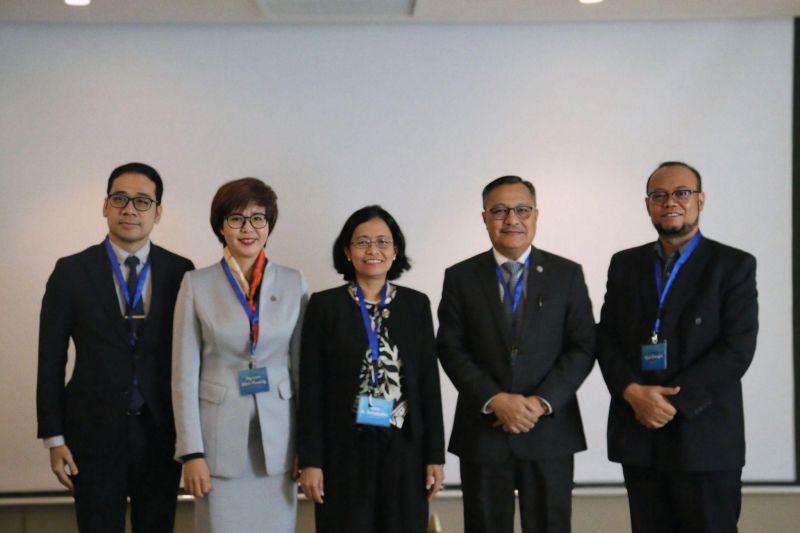 From left to right, the leaders of the five open universities: Asst. Prof. Dr. Phanompatt Smitananda (STOU), Dr. Nguyen Minh Phuong (HOU), Dr. Jean Saludadez, representing Chancellor Melinda Bandalaria (UPOU), Prof. Dr. Ahmad Izanee Awang (OUM), and Prof. Ojat Darojat, M.Bus., Ph.D. (UT)