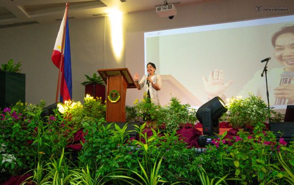 Dr. Bandalaria delivers her farewell speech. 